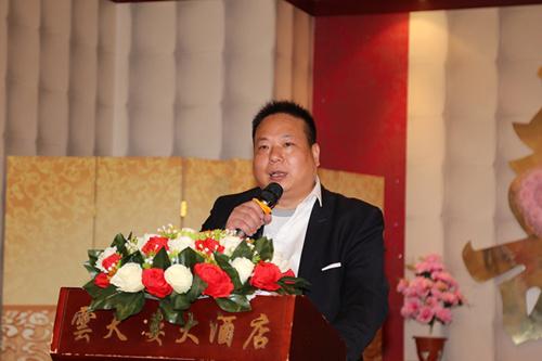中国侨网法国华人维权中心会长曹华钦代表协会感谢各界的支持和关注。(法国《欧洲时报》/孔凡 摄)
