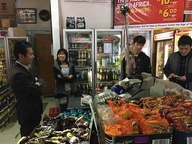 中国侨网曹利走访侨胞商铺。