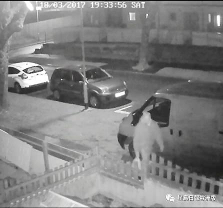 中国侨网闭路电视摄下作案一幕。警方说,从受害人的家居乱象表明,盗贼誓要找到金钱和珠宝为止。电视、平板电脑、笔电通通安然无恙,说明小偷只取现金。(星岛日报欧洲版微信公众号)