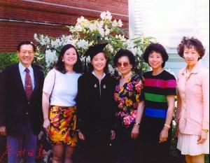中国侨网赵安吉(中间)与她的父母姐姐在哈佛大学毕业典礼上。(受访者供图)