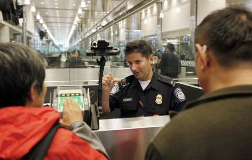 中国侨网美国绿卡持有者若有前科，即使已经结案，入境美国后法律视为“机场假释入境”，可能引发遣返程序的展开。（美国《世界日报》/美联社图片）