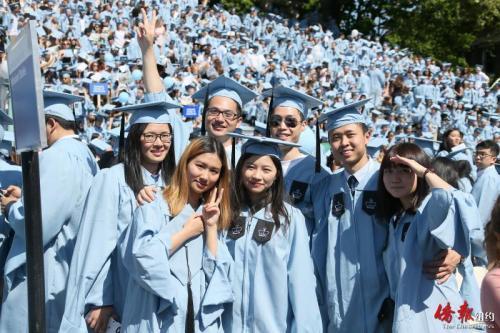 中国侨网统计系的多位中国留学生出席毕业典礼。（纽约侨报网/管黎明 摄）