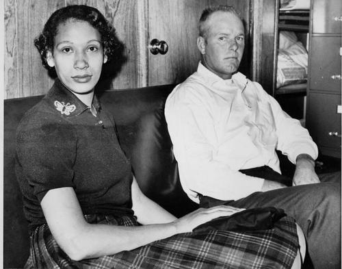 中国侨网理查德·罗文（Richard P. Loving）同妻子Mildred在1965年1月26日拍摄的照片。他们1958年在美国首都华盛顿结婚，却在回到维吉尼亚州卡罗琳县故乡之后因为跨族裔婚姻被定罪。最高法院1967年6月推翻禁止跨族裔婚姻法律，他们最终获胜。（资料图：美国中文网/美联社图片）