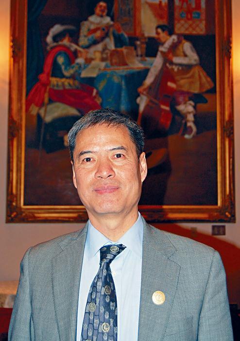 中国侨网安河注册律师、公证员栗钧。(加拿大《星岛日报》图片)