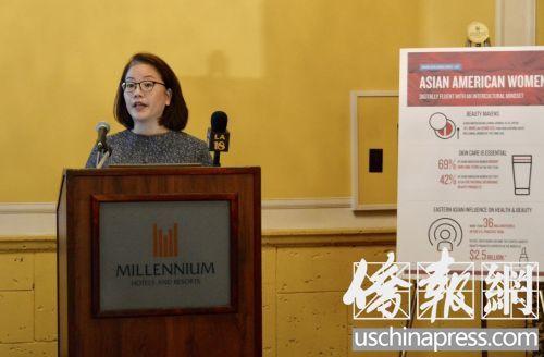 中国侨网尼尔森策略社区联盟副总裁卡彭特(Mariko Carpenter)在新闻发布会上。(美国《侨报》/夏嘉 摄)