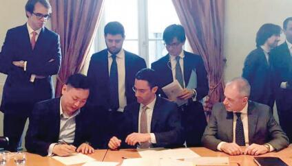 中国侨网中资代表韩力和AC米兰母公司菲宁维斯特的首席执行官Danilo Pellegrino在收购协议上签字。（《欧洲时报》援引安莎社）