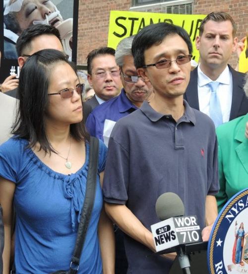 中国侨网资料图：谢进文的儿子谢伟康(右)和女儿Ivy Tse(左)参与游行要求公平。(美国《世界日报》/朱蕾 摄)