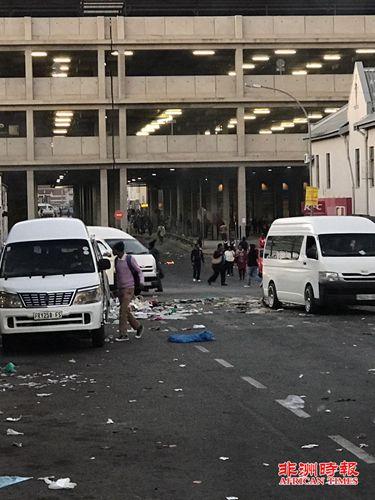 中国侨网南非自由州省布隆方丹市中心发生大规模骚乱。（来源：南非《非洲时报》）
