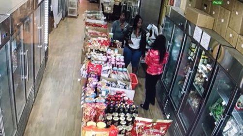 中国侨网洛杉矶四名女子假购物偷华人店主数千美元。(美国《世界日报》/杨青截监控录像图)