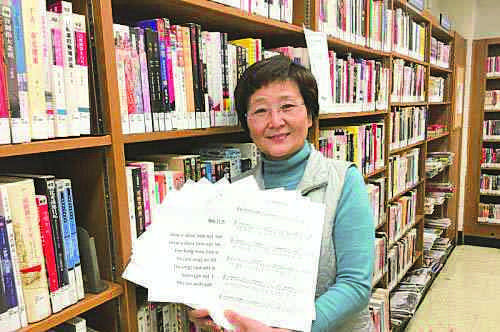 中国侨网从《茉莉花》到《大阪城的姑娘》，黄阿丽让戴克高地图书馆传出中国歌声。 （美国《侨报》/黄阿丽提供）