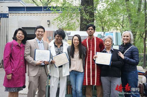 中国侨网当地时间5月20日，纽约州65选区众议员牛毓琳(中)在华埠举行庆祝亚太裔传统月活动。（美国《侨报》/陈辰 摄）