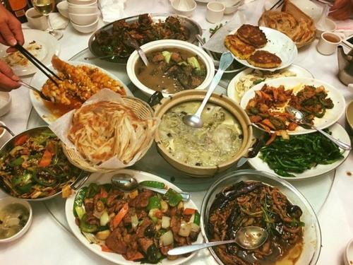 中国侨网中餐馆家数倍增，菜色也从百年前的杂碎，到现今百家争鸣，南北菜系一应俱全。（美国《世界日报》/黄惠玲 摄）