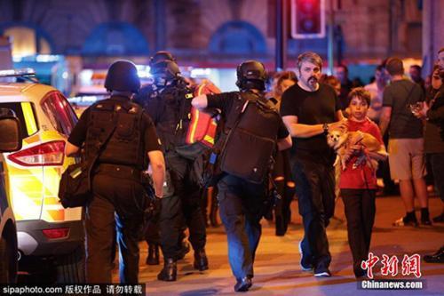 中国侨网5月22日，英国曼彻斯特体育场发生爆炸，警方称已有数人受伤。