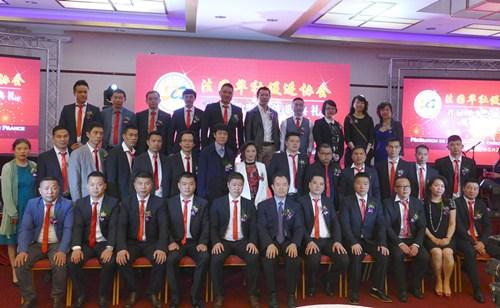 中国侨网法国华社促进协会的会长团成员与嘉宾合影。(法国《欧洲时报》/梁家铭 摄)