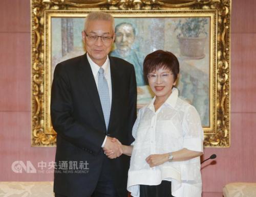 中国侨网国民党主席当选人、前台湾地区副领导人吴敦义(左)23日至国民党中央党部,拜访现任国民党主席洪秀柱(右),双方握手致意。图片来源:台湾“中央社”