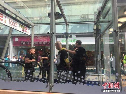 中国侨网当地时间5月23日，英国曼彻斯特警方在市中心一个商场的厕所内逮捕一名可疑分子，警方怀疑此人与之前发生的曼彻斯特爆炸案有关。 中新社记者 周兆军 摄