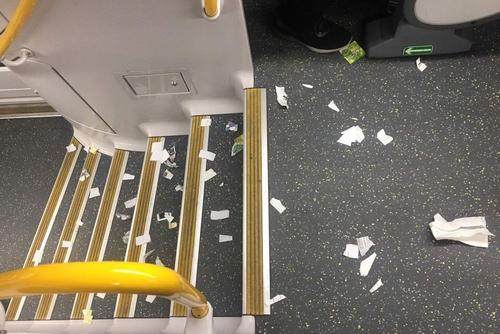 中国侨网悉尼火车上，一位亚裔女性提醒一女子不要乱丢垃圾并要求她收拾干净而遭到了辱骂。（澳洲网援引澳广网图片）