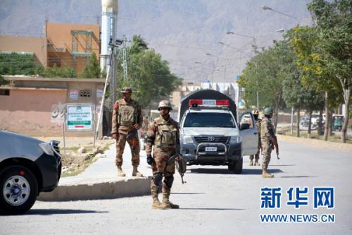 中国侨网5月24日，在巴基斯坦西南部俾路支省奎达地区，巴士兵在绑架现场附近执勤。新华社发(阿萨德摄)