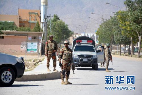 中国侨网 5月24日,在巴基斯坦西南部俾路支省奎达地区,巴士兵在绑架现场附近执勤。新华社发(阿萨德摄)