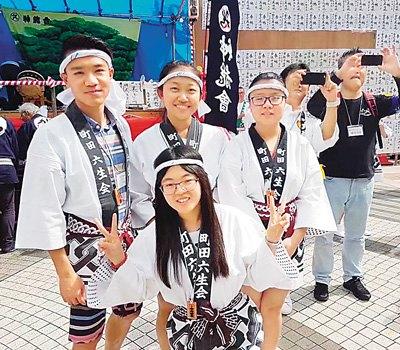 中国侨网日本为庆祝丰收，每年9月会举办祭祀活动。学校鼓励留学生前来参加活动。图为许宁（前排一）和留学生在活动现场合影。