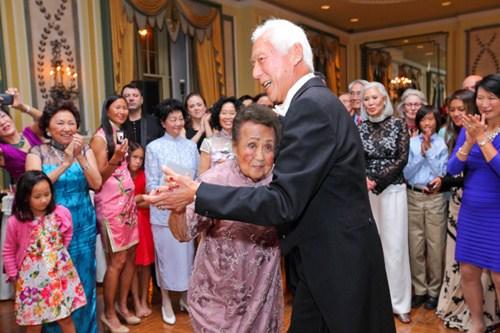 中国侨网2014年，顾严幼韵（左）在生日会上翩翩起舞。（美国《世界日报》/亲友提供）