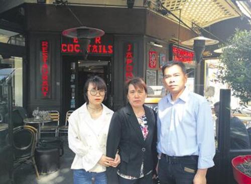 中国侨网孙少荣代表协会向被枪杀华侨刘少尧的家属送上了协会成员的爱心捐助。（法国《欧洲时报》/孔帆 摄）