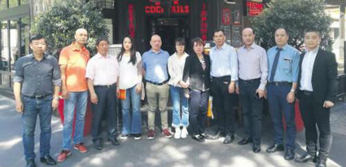 中国侨网捐款仪式现场。(法国《欧洲时报》)