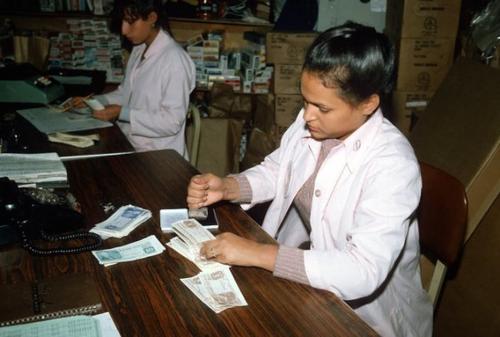 中国侨网一名工作人员点数联邦粮食券。（美国《世界日报》/Getty图片）
