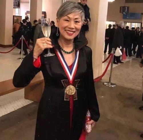 中国侨网施刘秀枝女士喜获“埃利斯岛杰出移民荣誉勋章”。(美国《侨报》/圣塔安纳市宝尔博物馆博物馆供图)