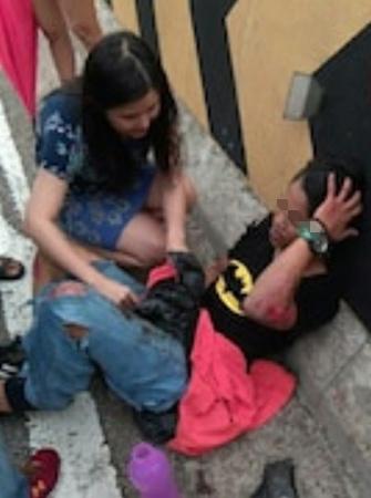 中国侨网高秀宁日前在彭享州文冬看到一名骑摩托车的马来青年在大道上翻覆，手脚受伤，马上下车给予协助。（马来西亚《星洲日报》）