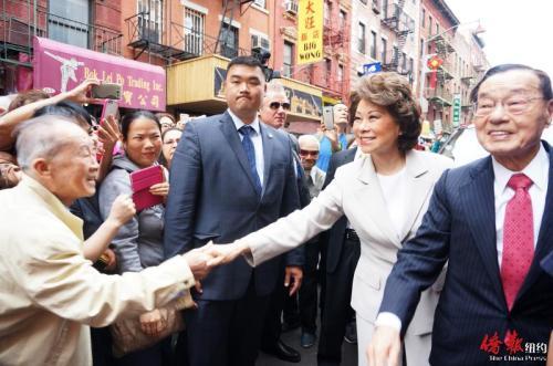 中国侨网赵小兰在华埠街头与民众热情握手。（美国《侨报》/陈辰 摄）