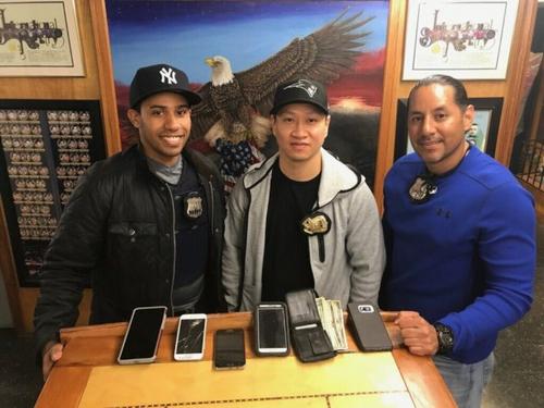 中国侨网查看睡着乘客安全,华裔警佐曹松地铁巧擒连环偷窃嫌犯(中为曹松)。(美国《世界日报》援引nypdnews网站)