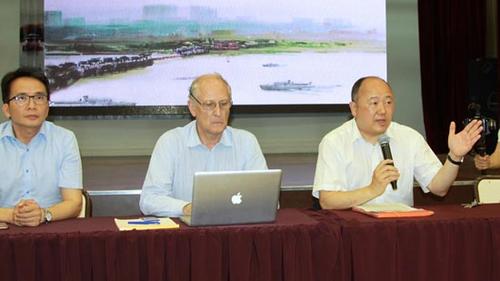中国侨网5月29日,来自前进党(LRM) 的巴黎第九选区华裔候选人陈文雄(右)召开中文媒体新闻发布会,讲述自己的竞选理念并回答记者提问。(法国《欧洲时报》)