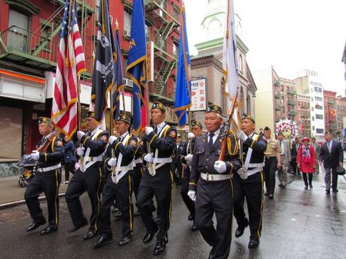 中国侨网纽约华裔美国退伍军人会国殇日于曼哈顿华埠举办游行。(美国《世界日报》/颜嘉莹 摄)