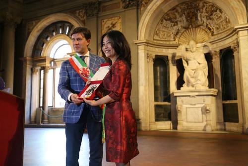 中国侨网佛罗伦萨市长Dario Nardella（左）向全球知名高级服装定制设计师郭培（右）授予“翡冷翠之钥”荣誉奖章。（法国《欧洲时报》/卢嘉琦 摄）