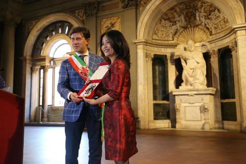 中国侨网佛罗伦萨市长Dario Nardella(左)向全球知名高级服装定制设计师郭培(右)授予“翡冷翠之钥”荣誉奖章。(法国《欧洲时报》/卢嘉琦 摄)
