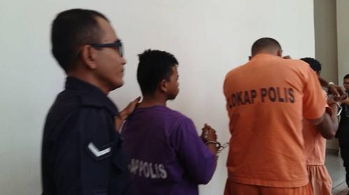 中国侨网嫌犯（紫衣者）31日早被带上庭二度申请延扣。（马来西亚《星洲日报》）