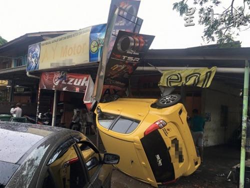 中国侨网轿车清晨6时许冲撞进入哈芝阿末路一家摩托车零件商店。（马来西亚《星洲日报》）