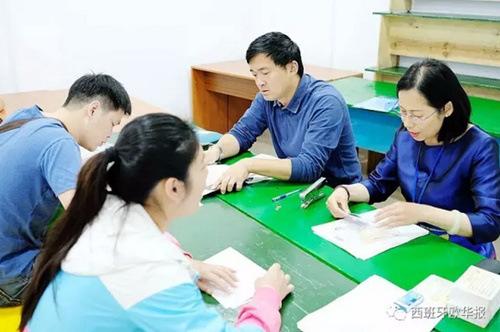 中国侨网朱健参赞现场办公。(西班牙《欧华报》)