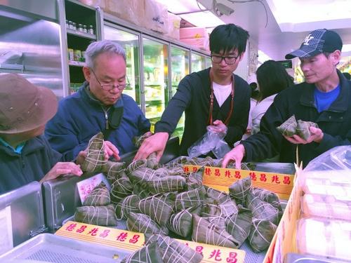 中国侨网华裔民众争购粽子应节，500个粽子刚出炉不久就被抢光。（美国《世界日报》/俞姝含 摄）