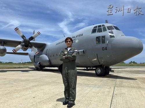 中国侨网张晓凌呼吁更多女性及华裔加入大马皇家空军，实现成为机师的梦想。图为她与其驾驶的C130大力士合影。（马来西亚《星洲日报》）