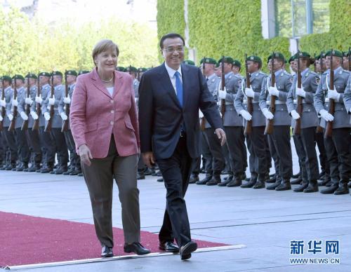 中国侨网当地时间5月31日下午，国务院总理李克强在柏林总理府同德国总理默克尔举行中德总理年度会晤。会晤前，默克尔在总理府广场为李克强举行隆重欢迎仪式。新华社记者 张铎 摄
