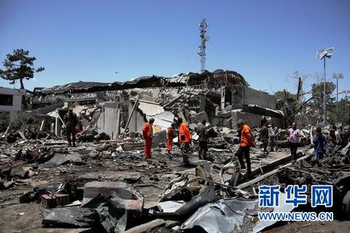 中国侨网这是5月31日拍摄的阿富汗首都喀布尔的爆炸现场。新华社发（拉赫马特·阿里扎达摄）
