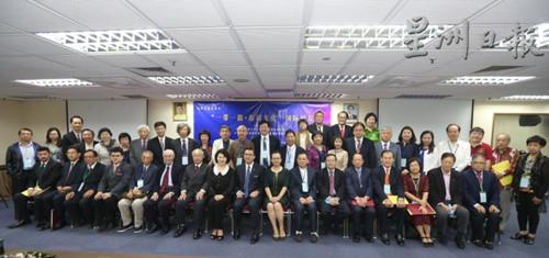 中国侨网“一带一路,旅居文化”国际论坛开幕,由廖中莱(前排中)致开幕词。(马来西亚《星洲日报》)