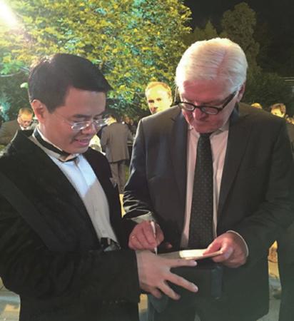 中国侨网2016年4月，德国前外长、现任德国总统施泰因迈尔为周松波签字留念，以表支持其在海德堡投资建设中德科技创新园的决心。（法国《欧洲时报》德国版/资料图）