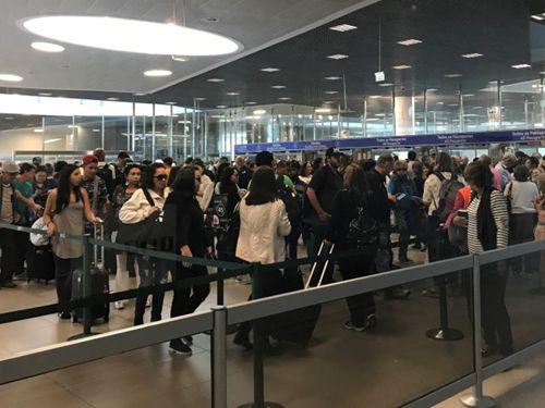 中国侨网移民局官员向持绿卡入关的华裔妇女警告,如已经有合法身份,却还说自己是来移民的话,将可能被取消绿卡。(美国《世界日报》/黄惠玲摄影)