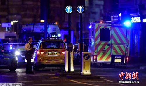 中国侨网当地时间6月3日，英国伦敦相继发生三起袭击事件，导致至少一人死亡，多人受伤。警方确认，前两起事件为恐怖袭击，第三起袭击事件与前两起恐袭无关。图为英国警方封锁伦敦桥上的恐袭现场。