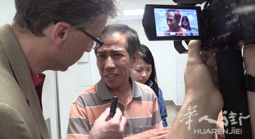 中国侨网华人孩童家属接受记者采访。（意大利《华人街》）
