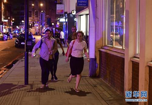 中国侨网6月3日，在英国伦敦，人们离开事发现场。新华社/美联