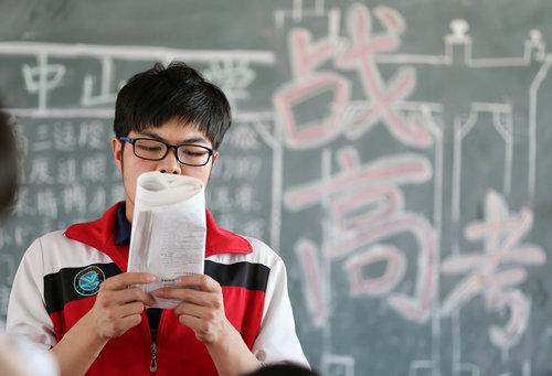 中国侨网资料图片：河南省温县一中的一名高三学生在教室中复习，迎接即将到来的高考。新华社发